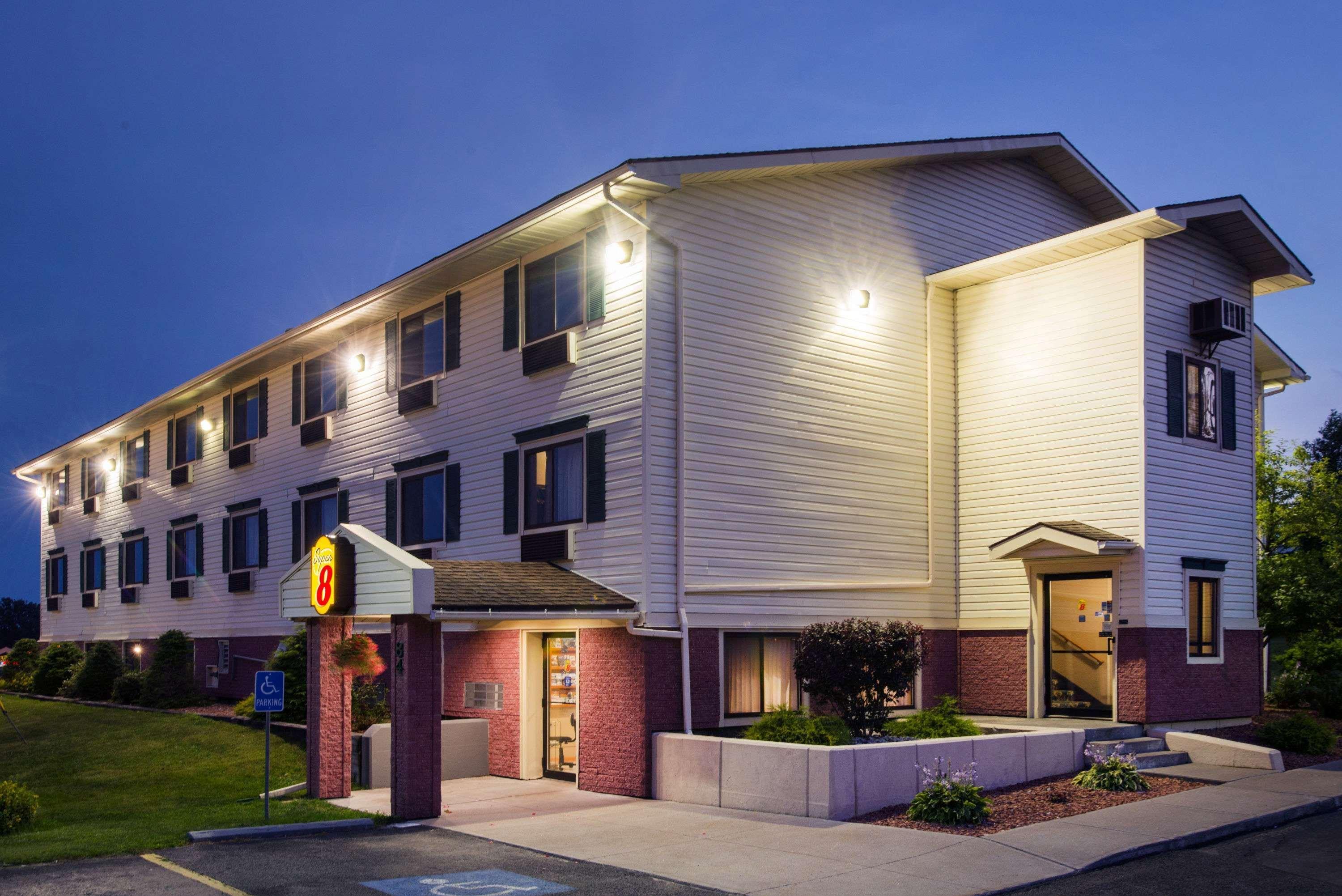 Super 8 By Wyndham Massena Ny Motel Dış mekan fotoğraf