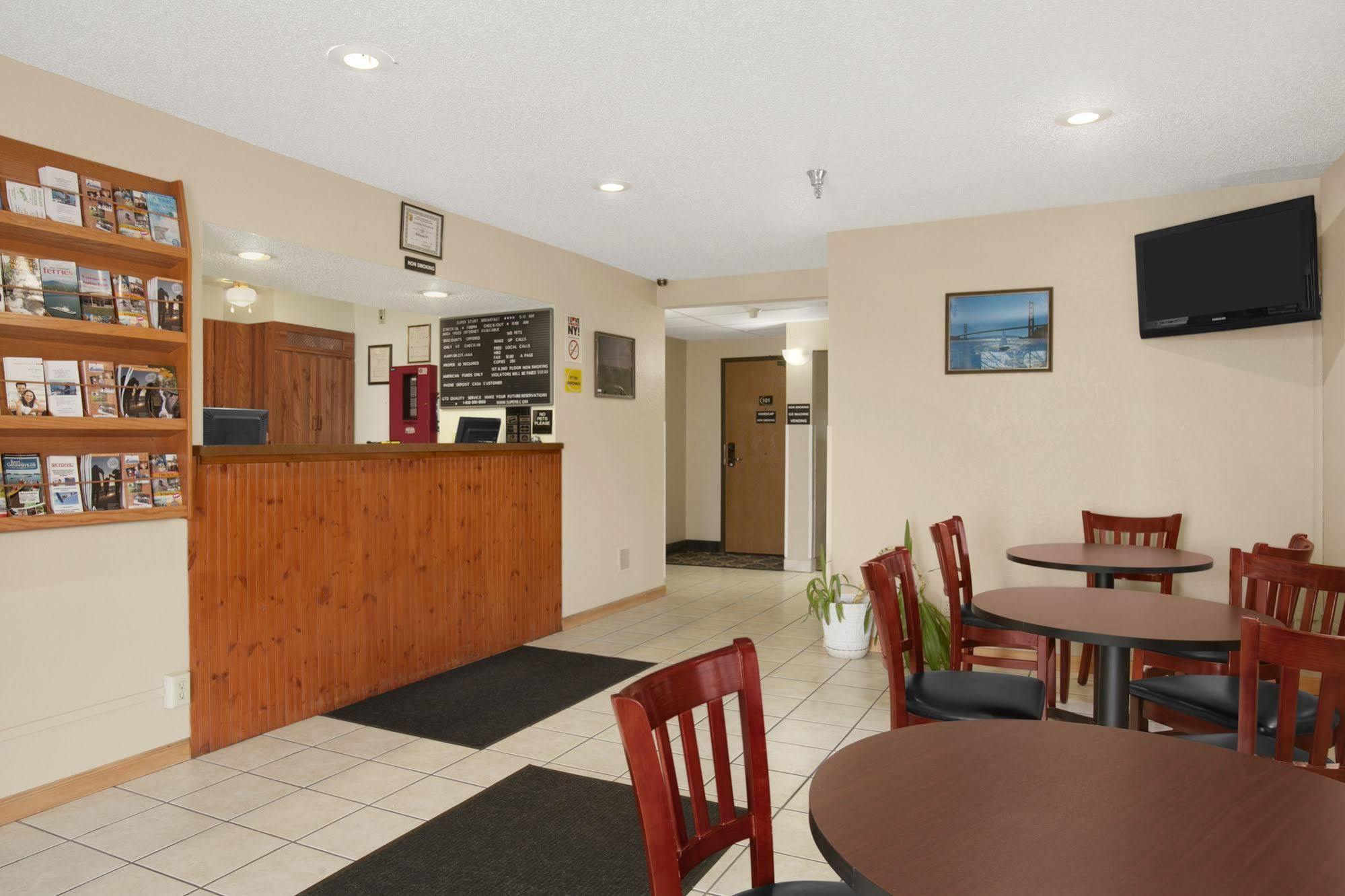 Super 8 By Wyndham Massena Ny Motel Dış mekan fotoğraf